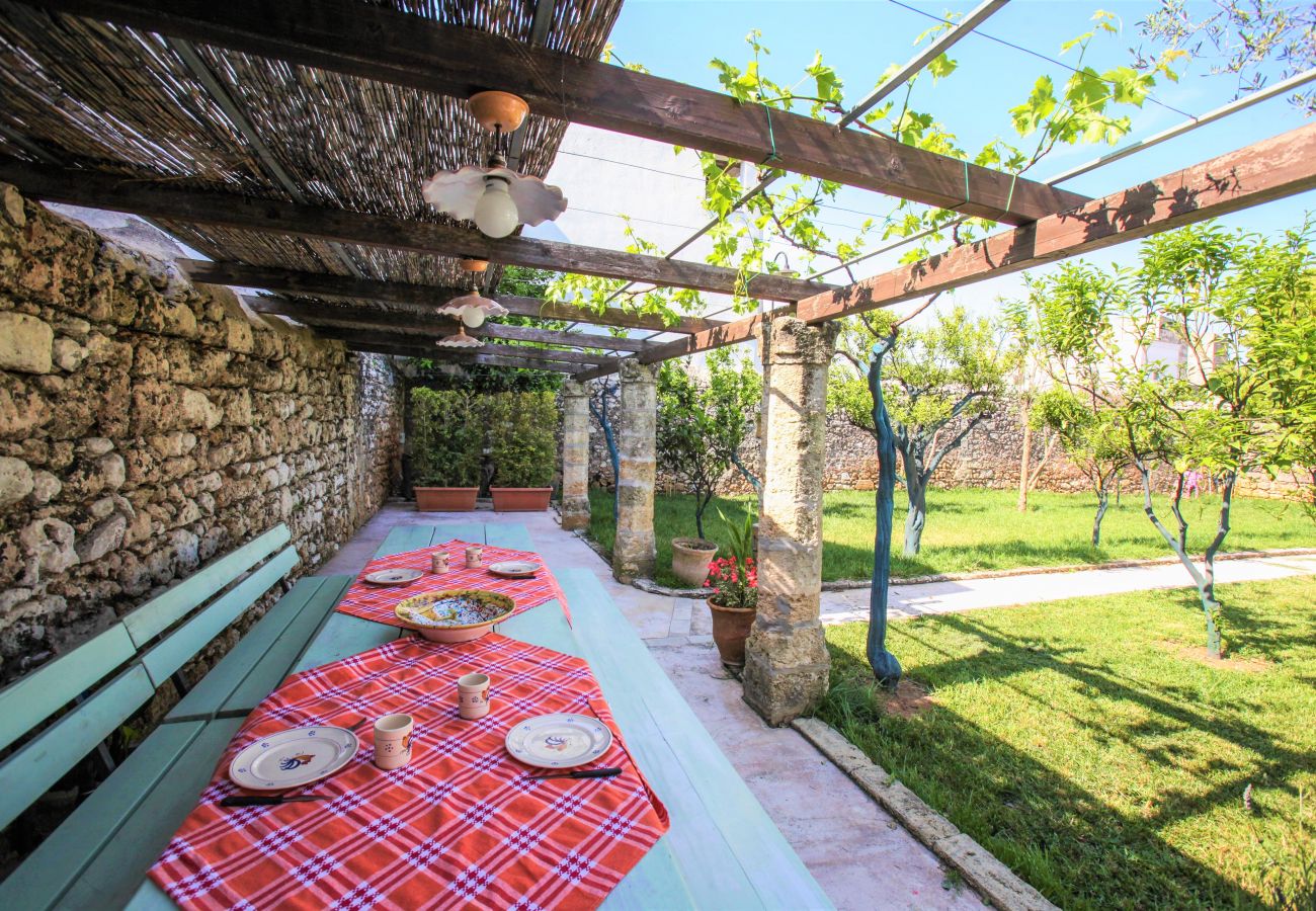 Ferienwohnung in Patù - Hübsches Studio mit Poolzugang und Terrasse (E)