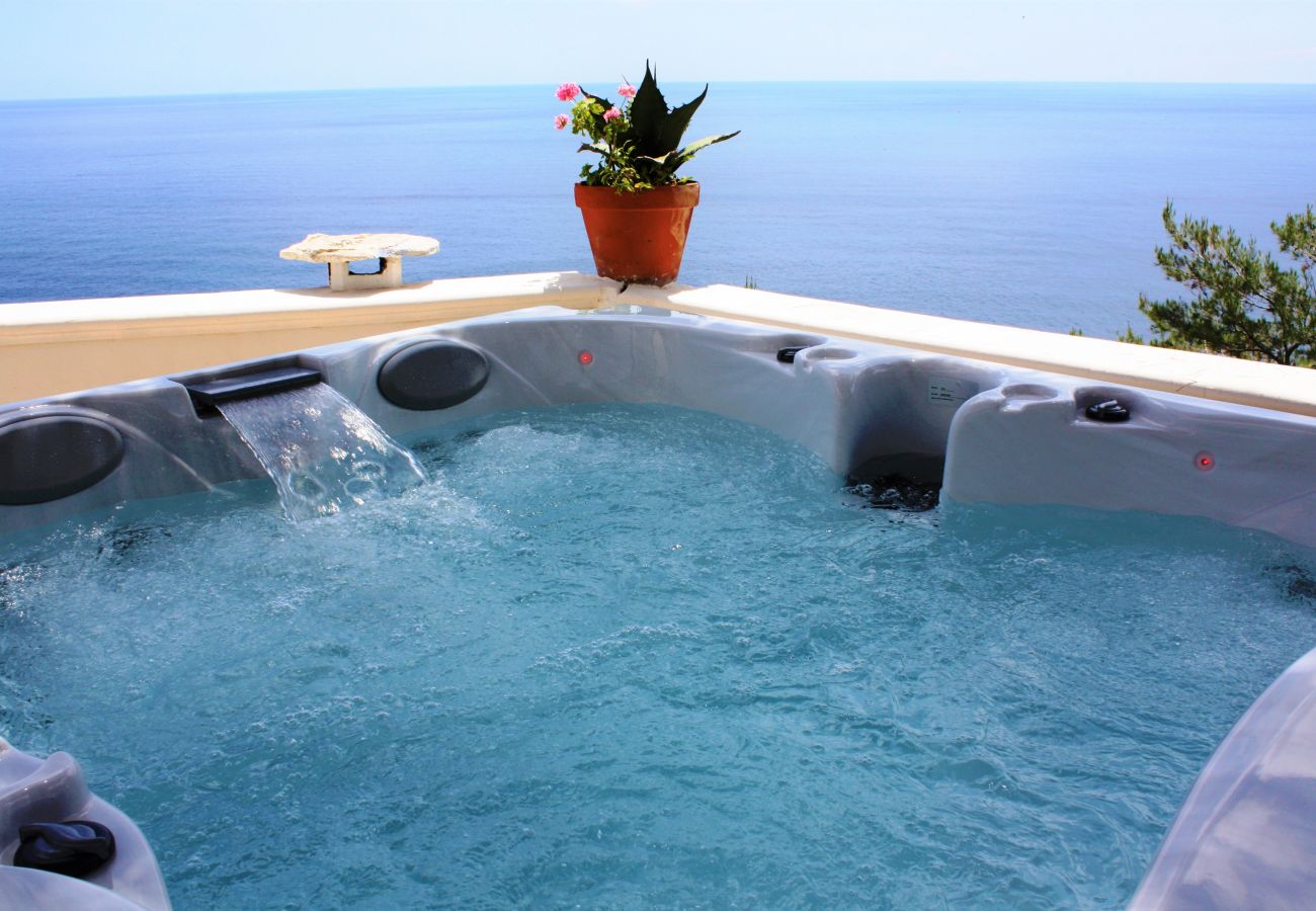 Villa in Gagliano del Capo - Große Villa mit Außenwhirlpool über dem Meer