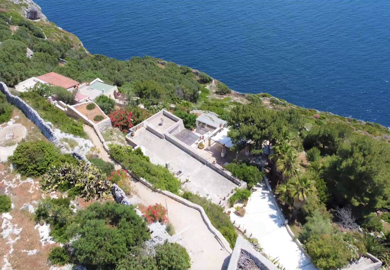 Villa in Gagliano del Capo - Große Villa mit Außenwhirlpool über dem Meer