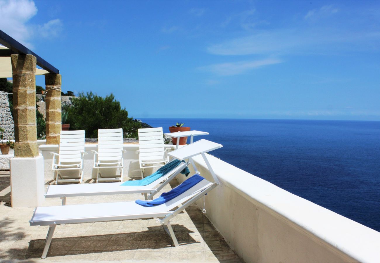 Villa in Gagliano del Capo - Große Villa mit Außenwhirlpool über dem Meer