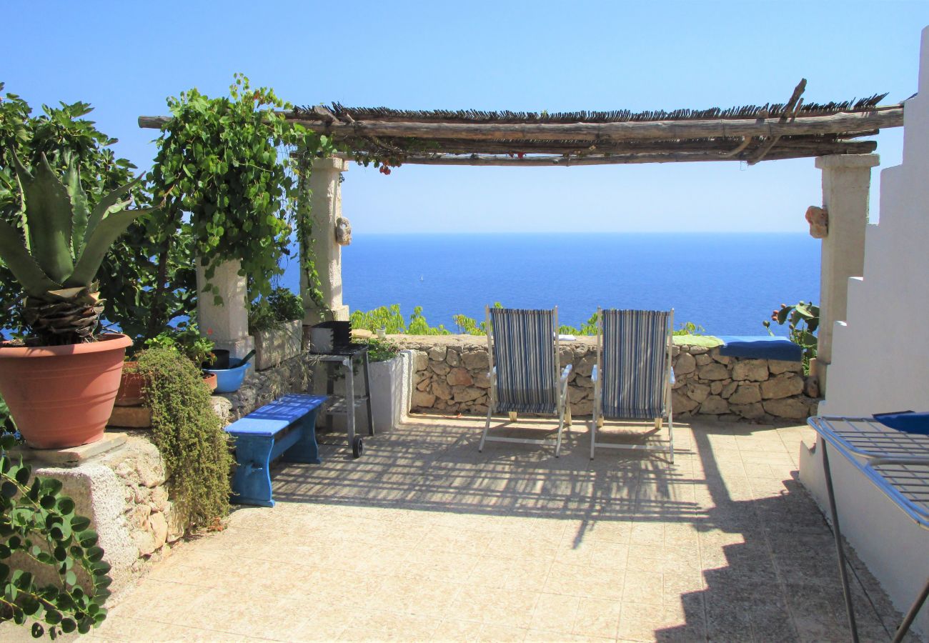 Villa in Gagliano del Capo - Große Villa mit Außenwhirlpool über dem Meer