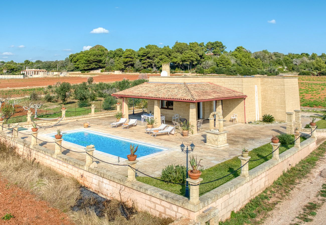 Villa in Salve - 2km vom Sandstrand: Pool-Ferienhaus mit Meerblick