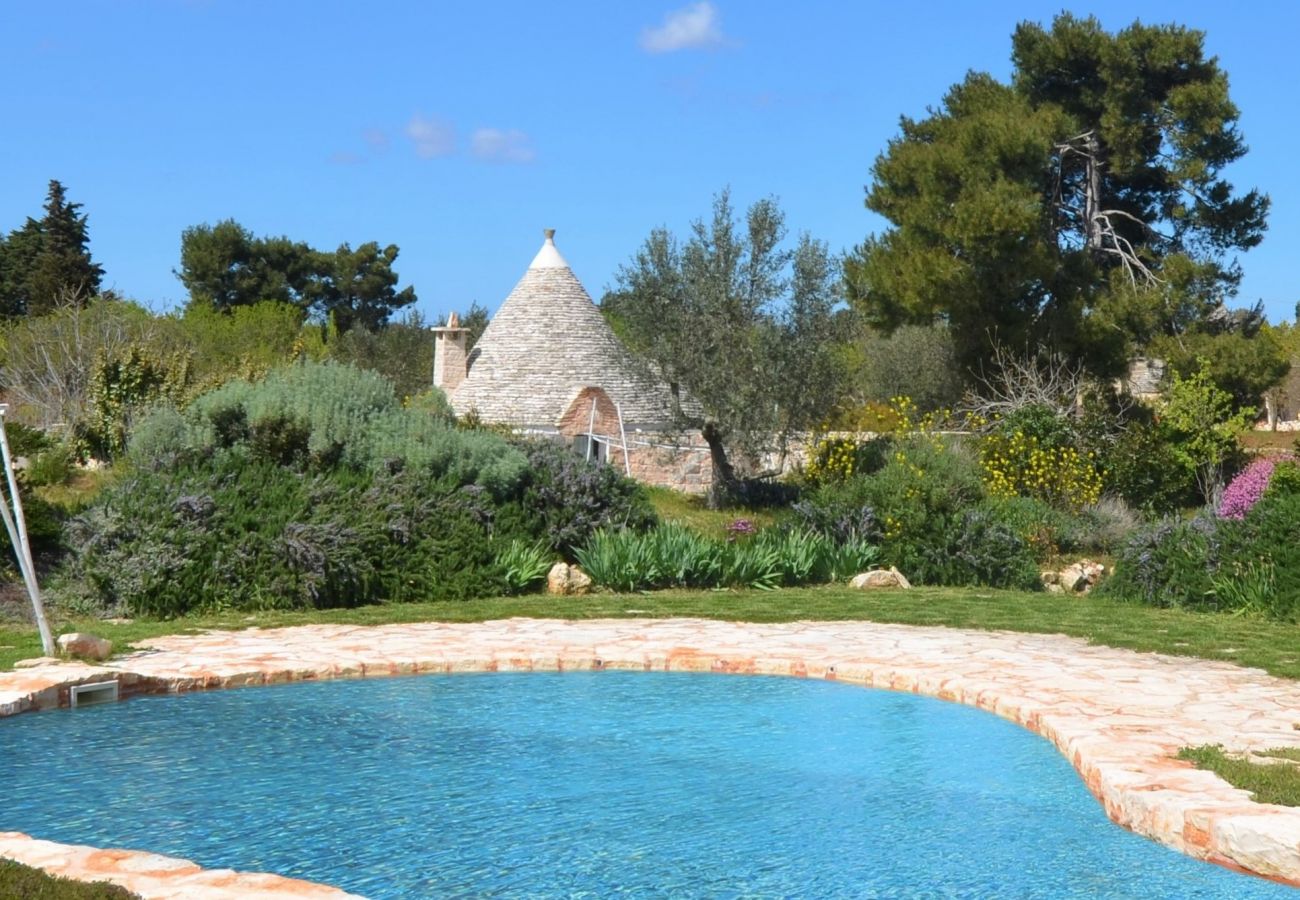 Villa in Cisternino - Privates Trulli-Anwesen mit Naturpool