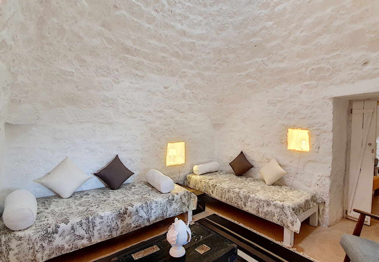 Villa in Cisternino - Privates Trulli-Anwesen mit Naturpool