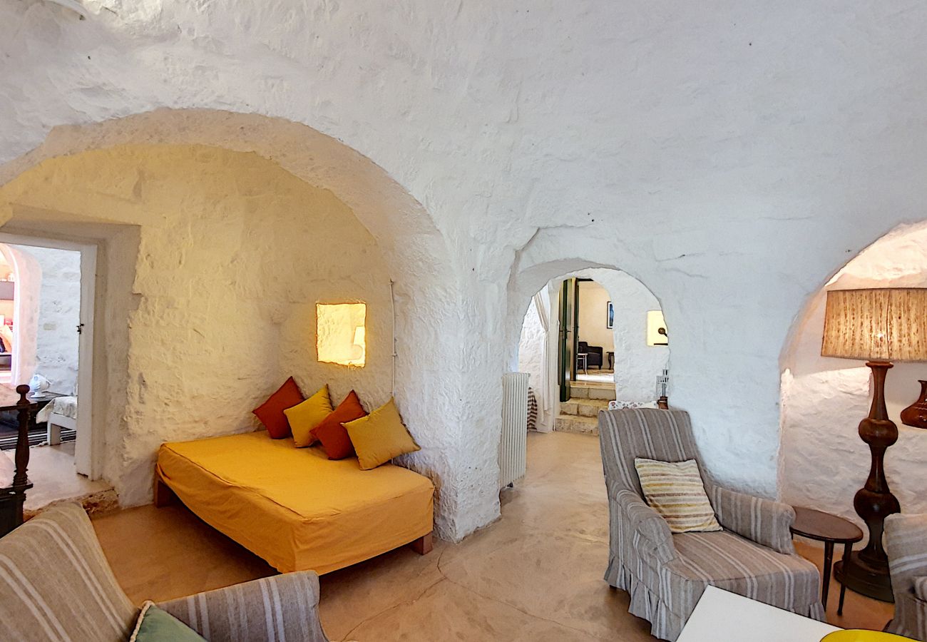 Villa in Cisternino - Privates Trulli-Anwesen mit Naturpool