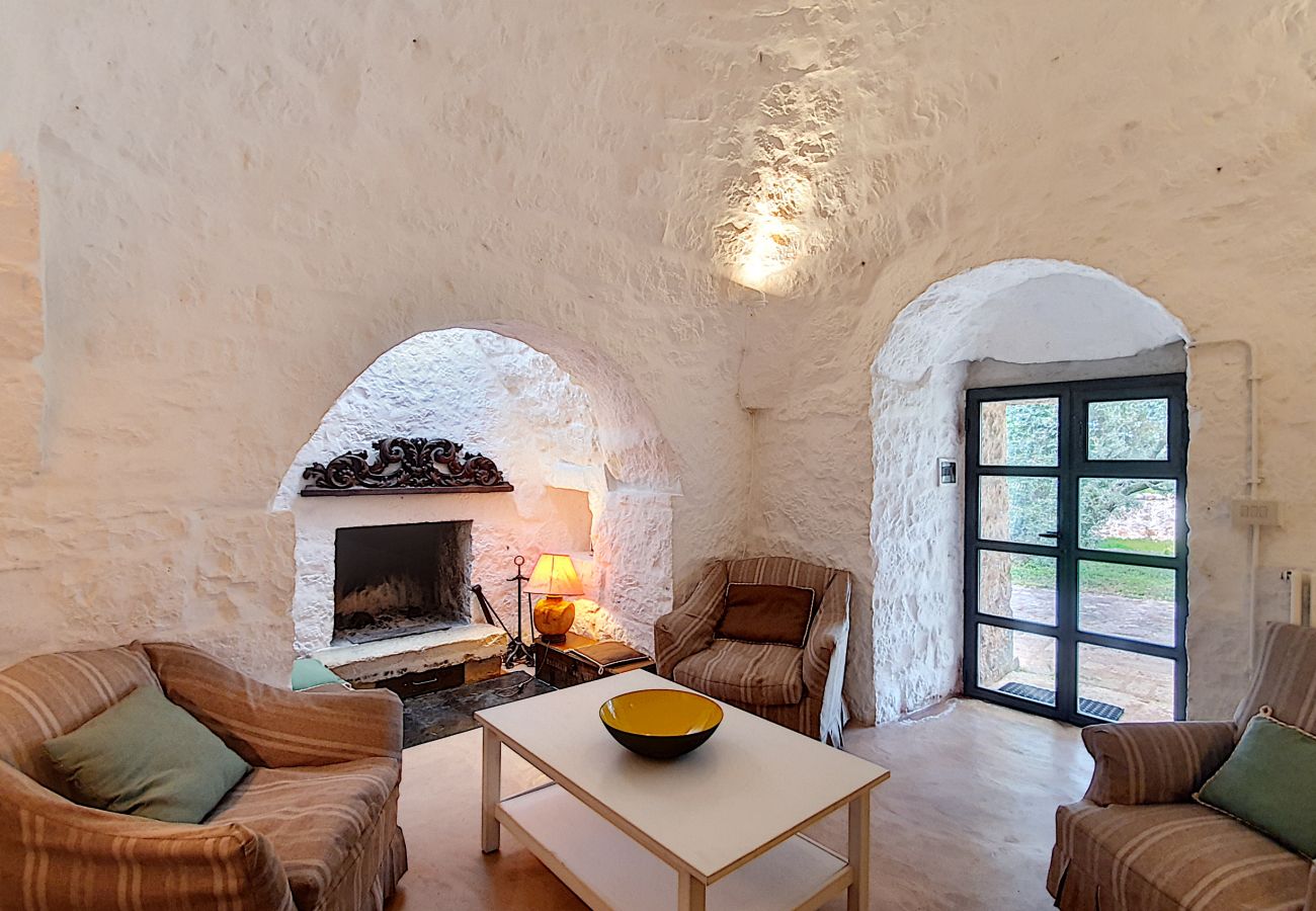 Villa in Cisternino - Privates Trulli-Anwesen mit Naturpool