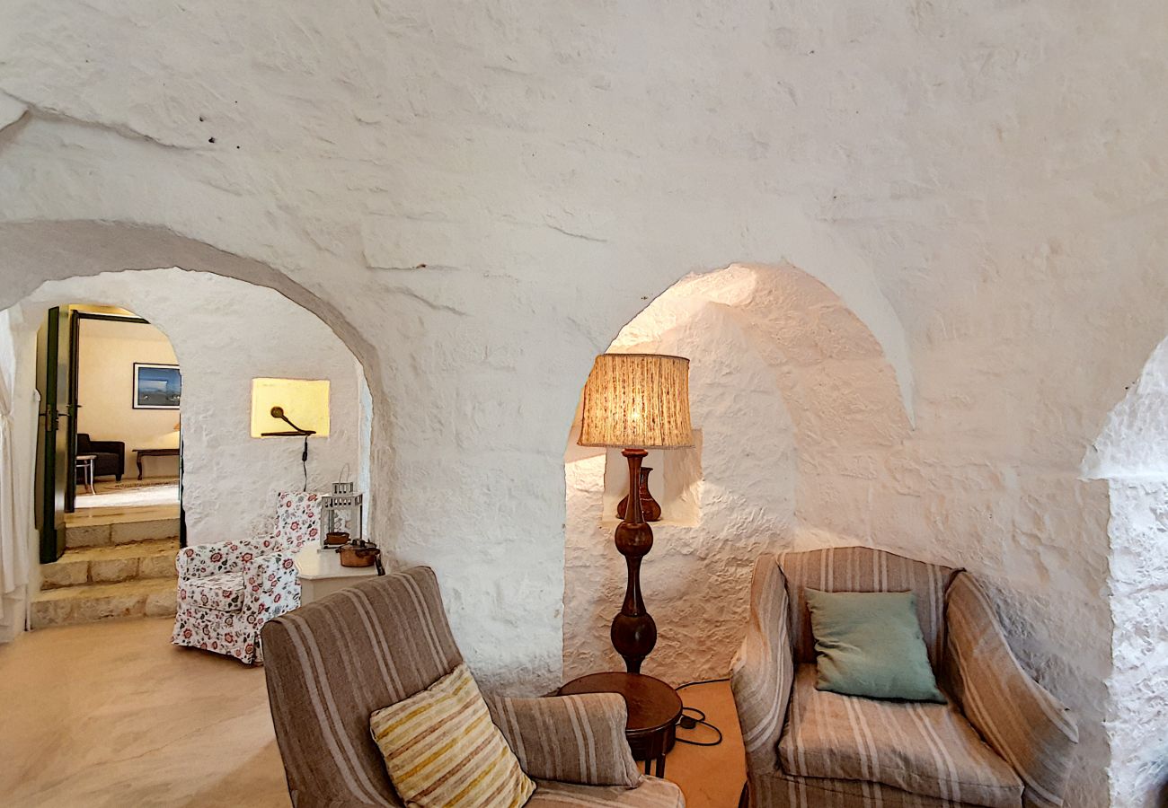 Villa in Cisternino - Privates Trulli-Anwesen mit Naturpool