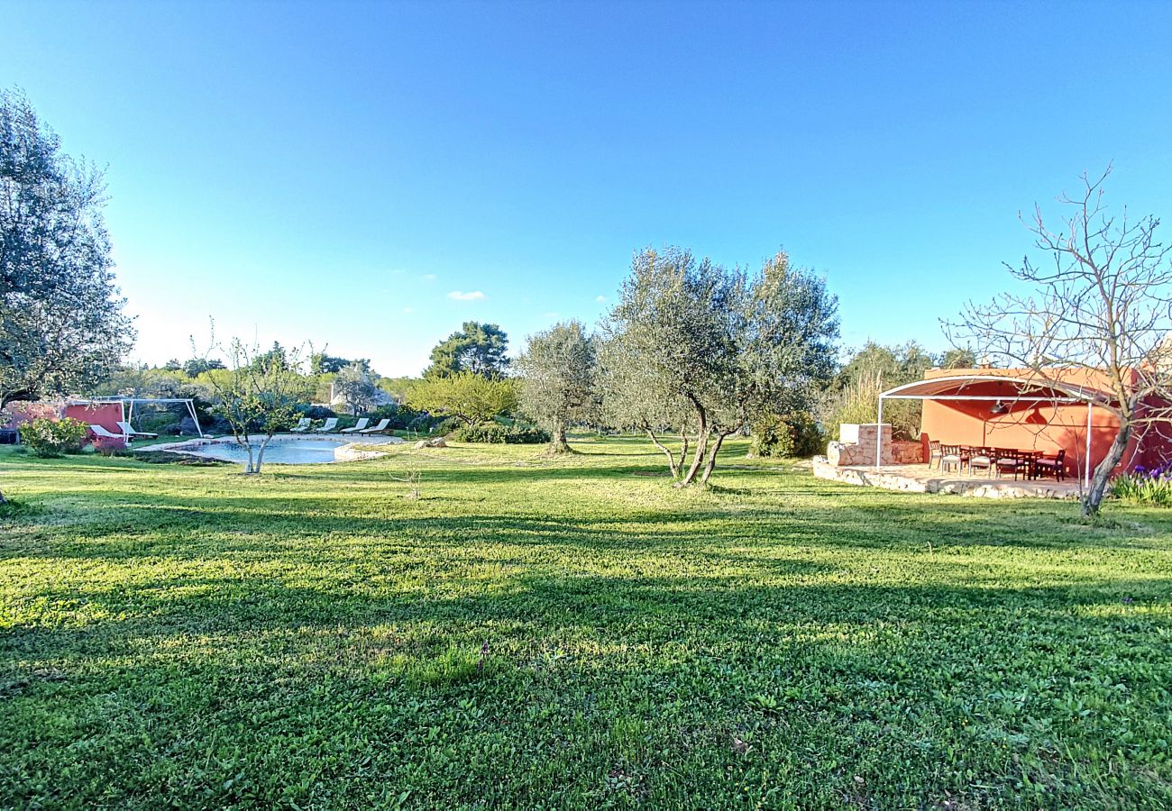 Villa in Cisternino - Privates Trulli-Anwesen mit Naturpool