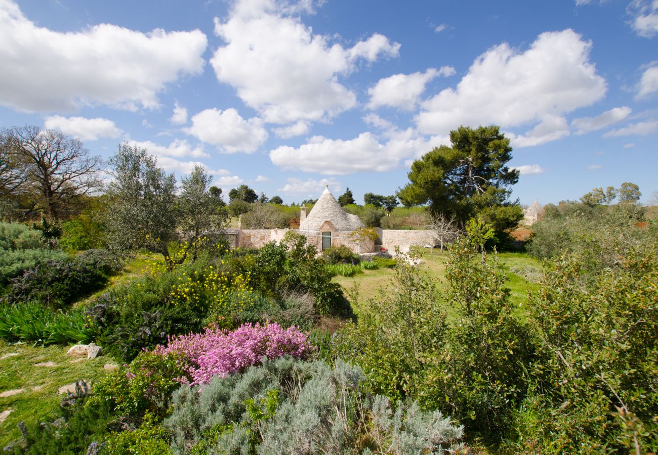 Villa in Cisternino - Privates Trulli-Anwesen mit Naturpool