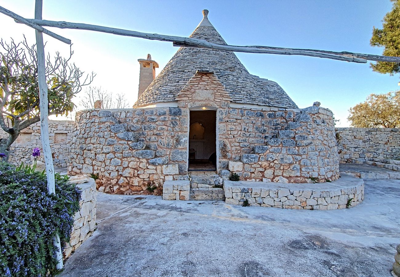 Villa in Cisternino - Privates Trulli-Anwesen mit Naturpool