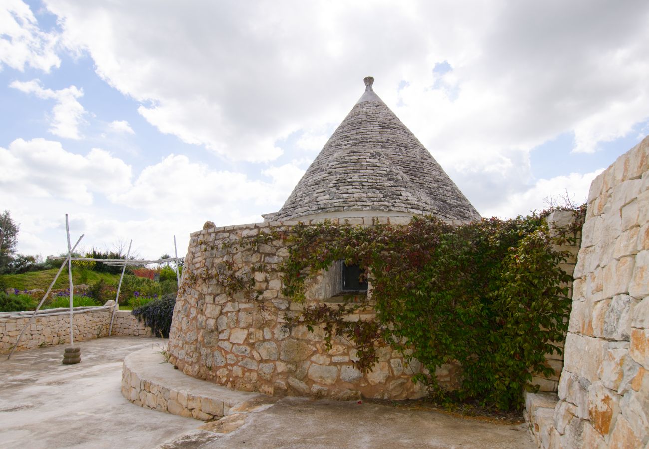 Villa in Cisternino - Privates Trulli-Anwesen mit Naturpool