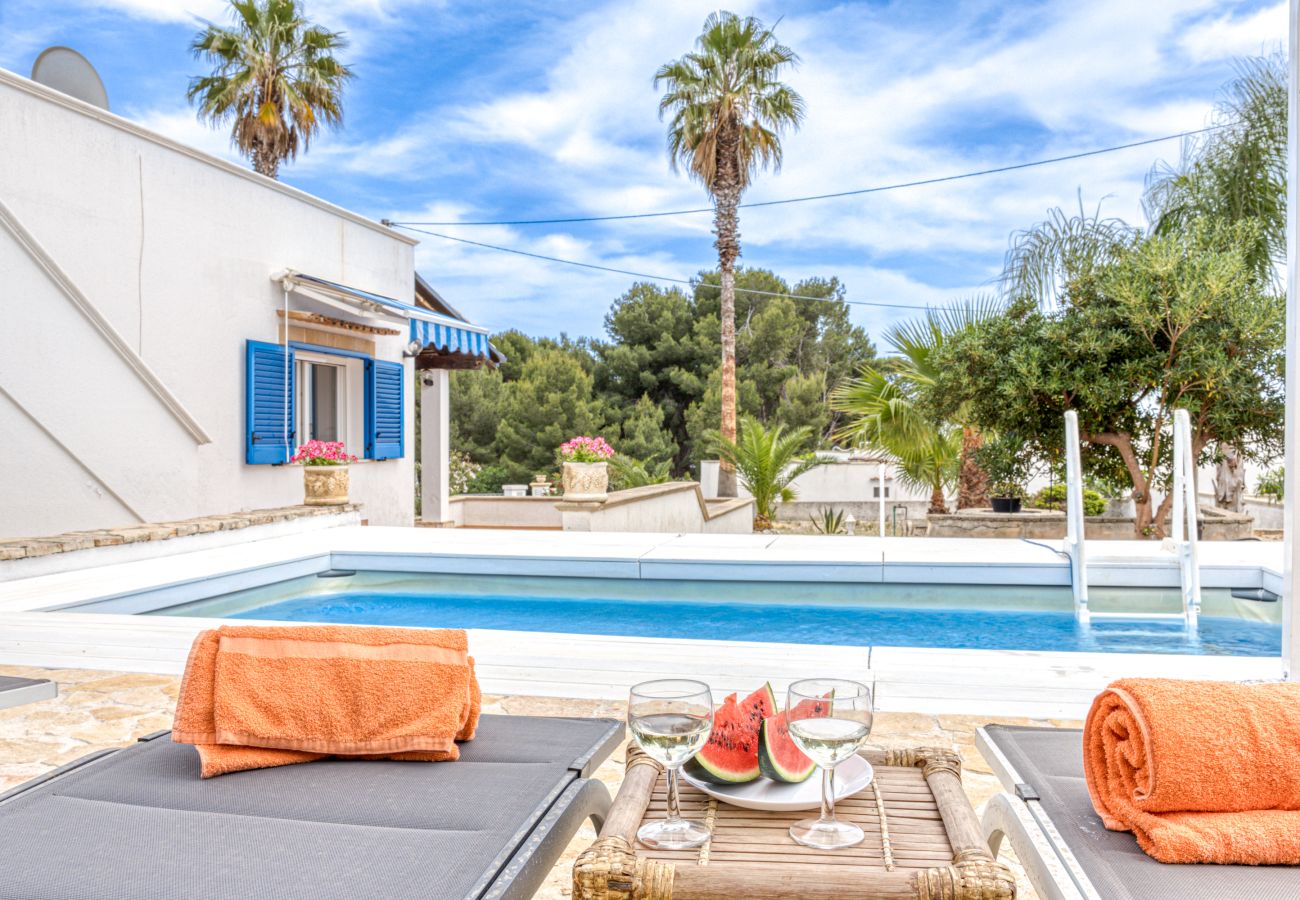 Ferienhaus in Pescoluse - Hübsches Ferienhaus mit Pool 1km vom Sandstrand von Pescoluse