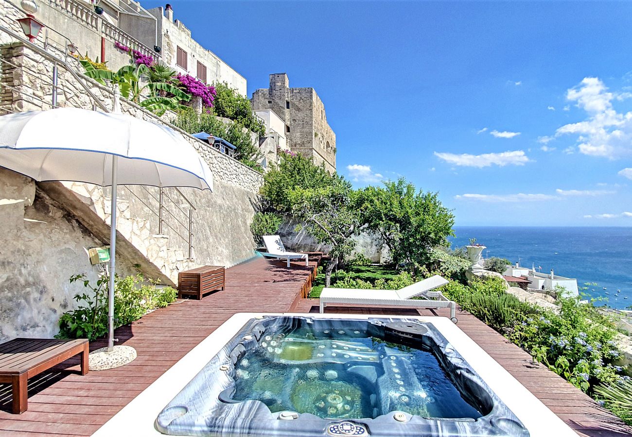 Ferienhaus in Castro - Außenwhirlpool u. Meerblick in der antiken Festung