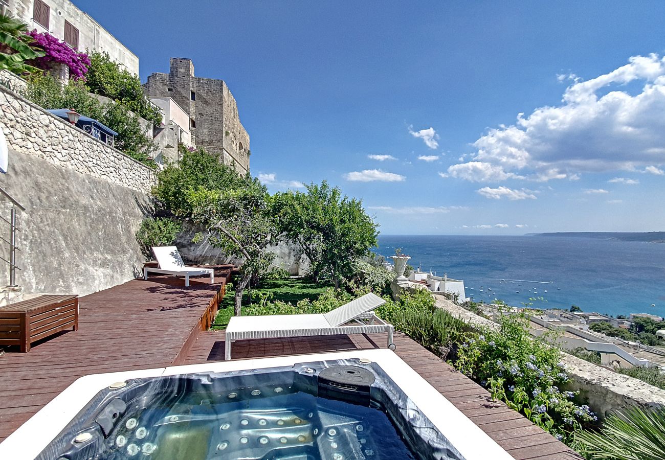 Ferienhaus in Castro - Außenwhirlpool u. Meerblick in der antiken Festung