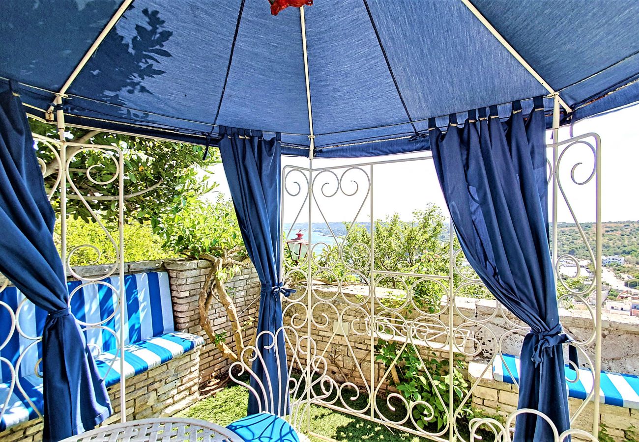 Ferienhaus in Castro - Außenwhirlpool u. Meerblick in der antiken Festung