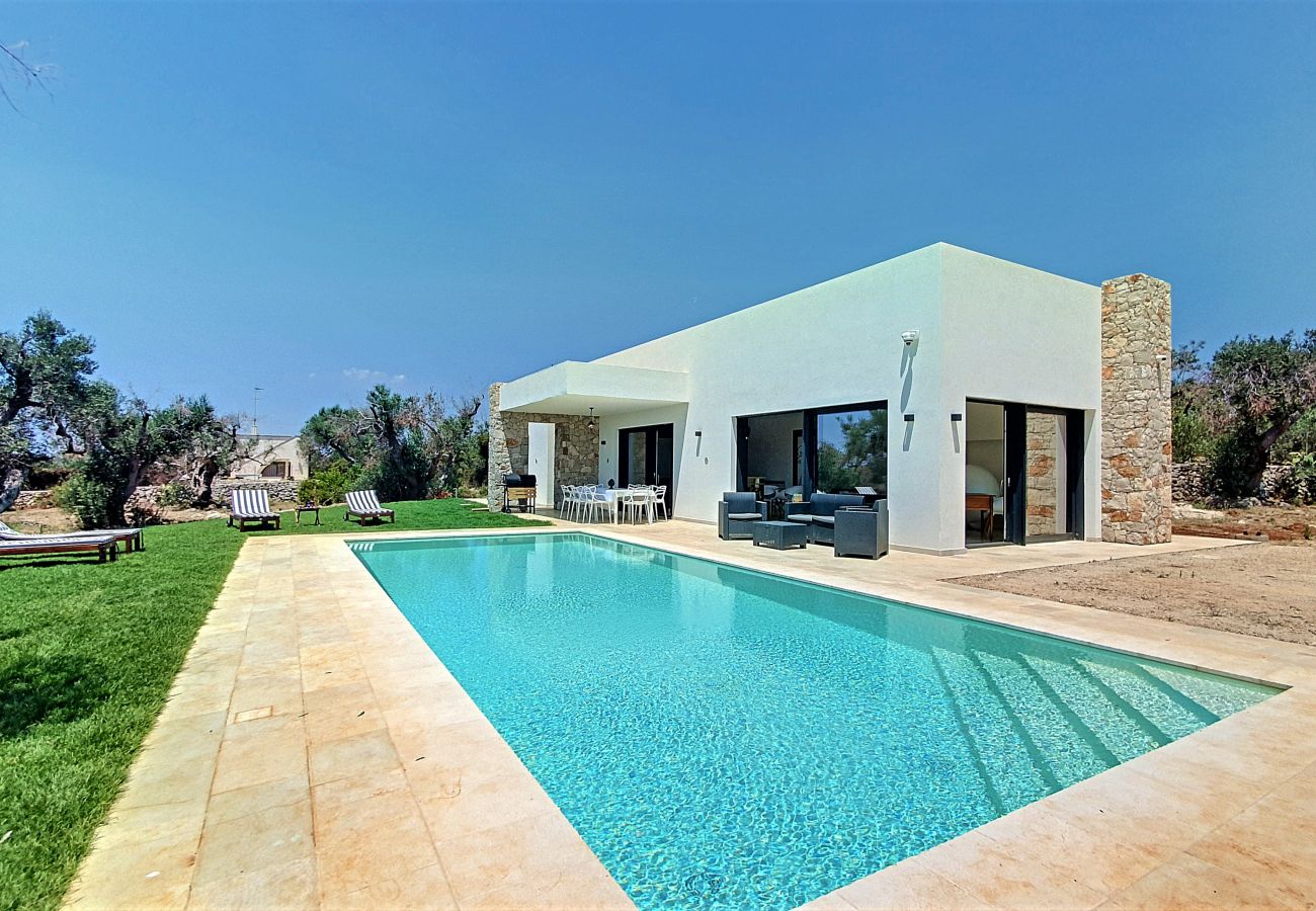 Villa in Leuca - Moderne Traumvilla mit Pool, 1 km vom Meer