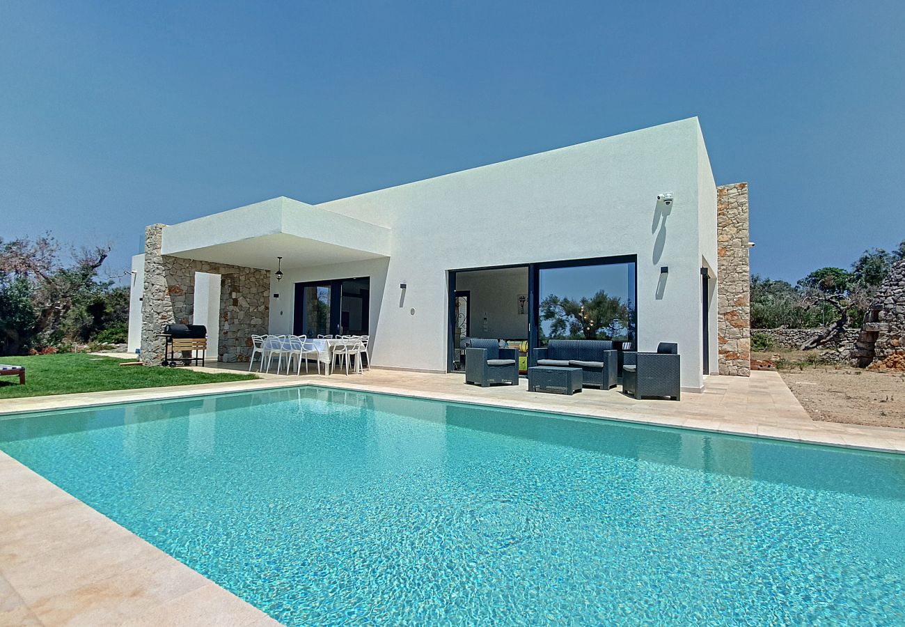 Villa in Leuca - Moderne Traumvilla mit Pool, 1 km vom Meer