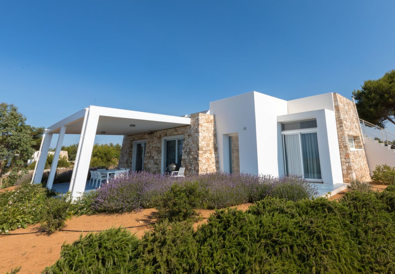 Villa in Torre Pali - Strandnähe & 180°-Meerblick: moderne Pool-Villa