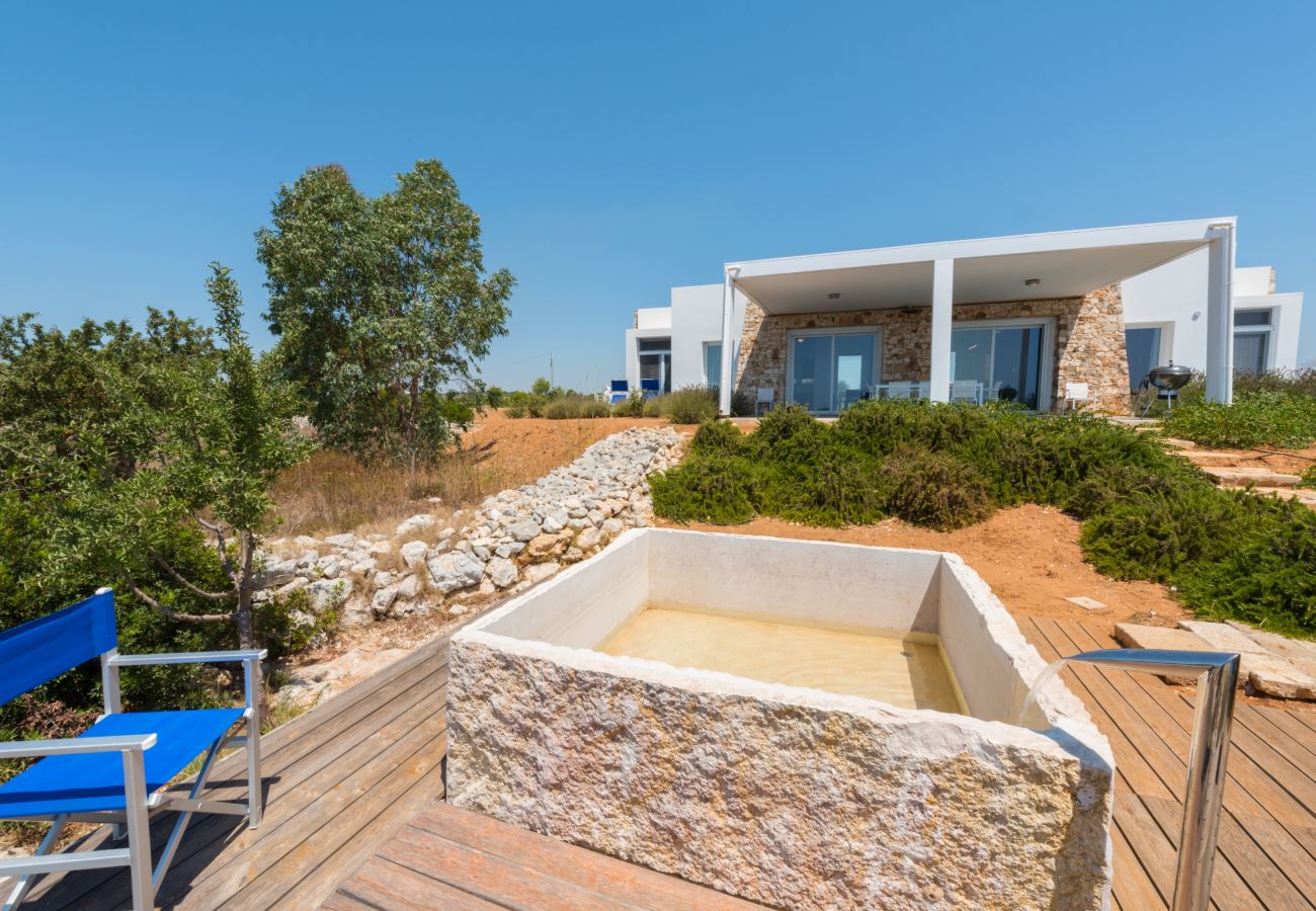 Villa in Torre Pali - Strandnähe & 180°-Meerblick: moderne Pool-Villa