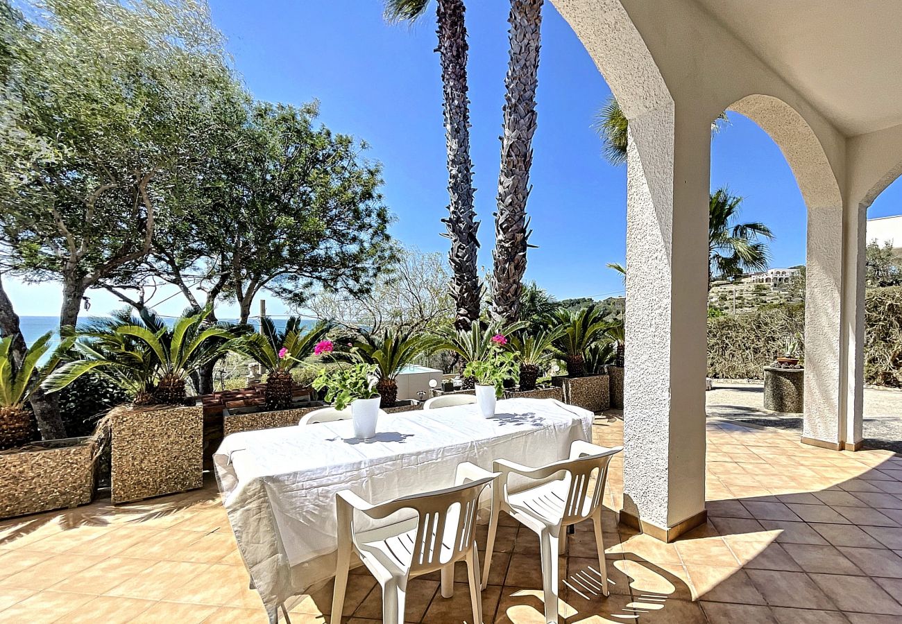 Ferienhaus in Torre Vado - Ferienhaus mit Design-Pool & Meerblick beim Strand