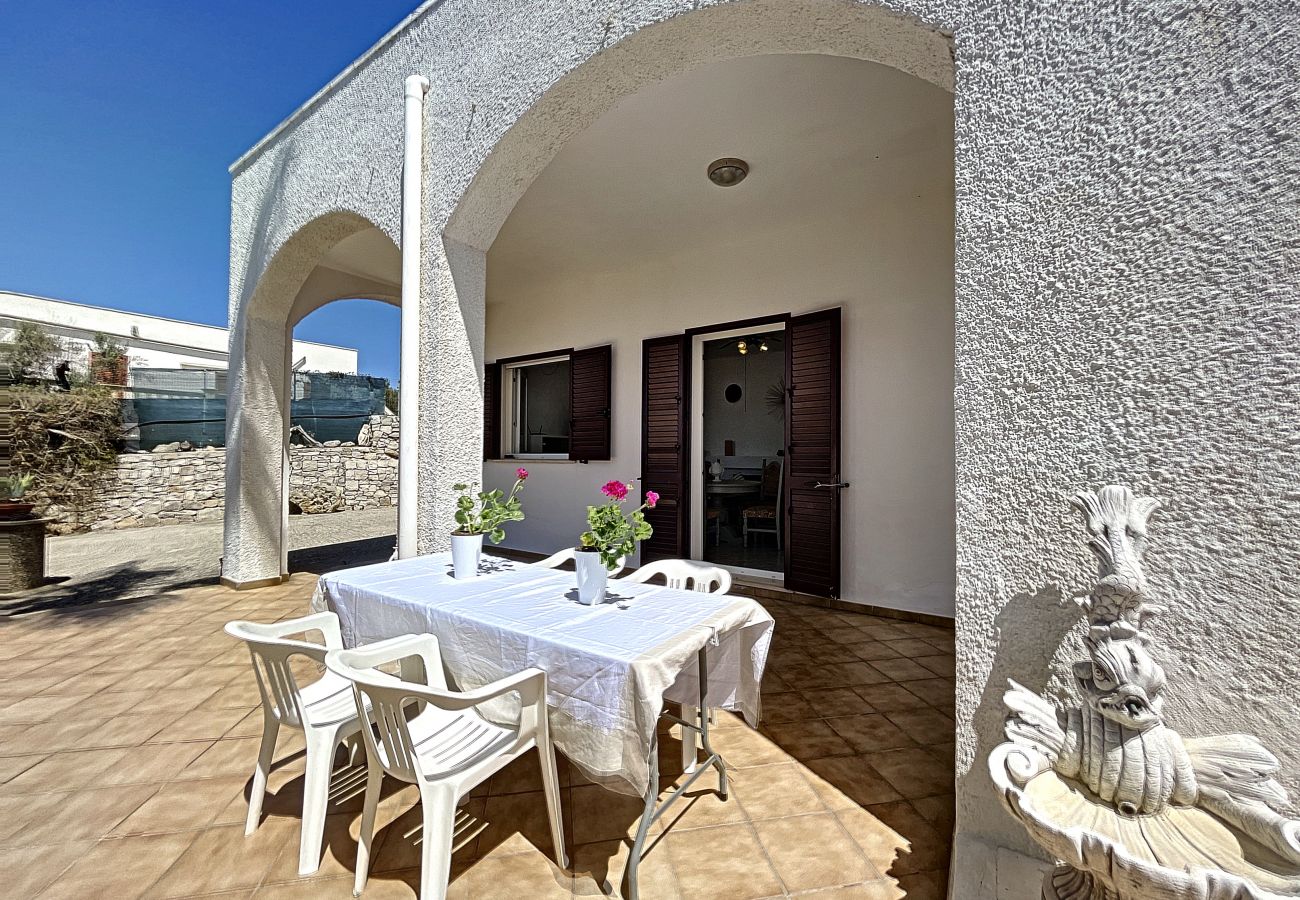 Ferienhaus in Torre Vado - Ferienhaus mit Design-Pool & Meerblick beim Strand