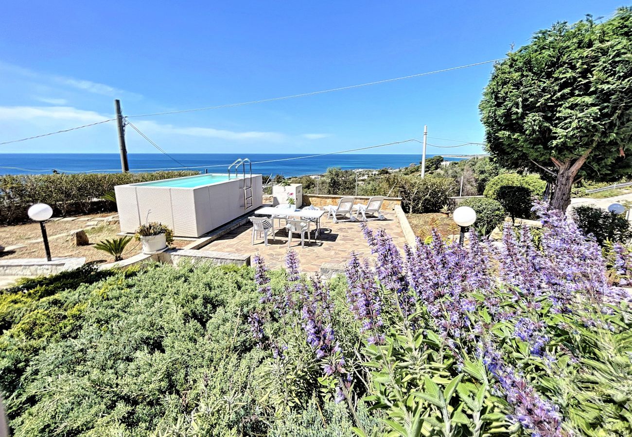 Ferienhaus in Torre Vado - Ferienhaus mit Design-Pool & Meerblick beim Strand