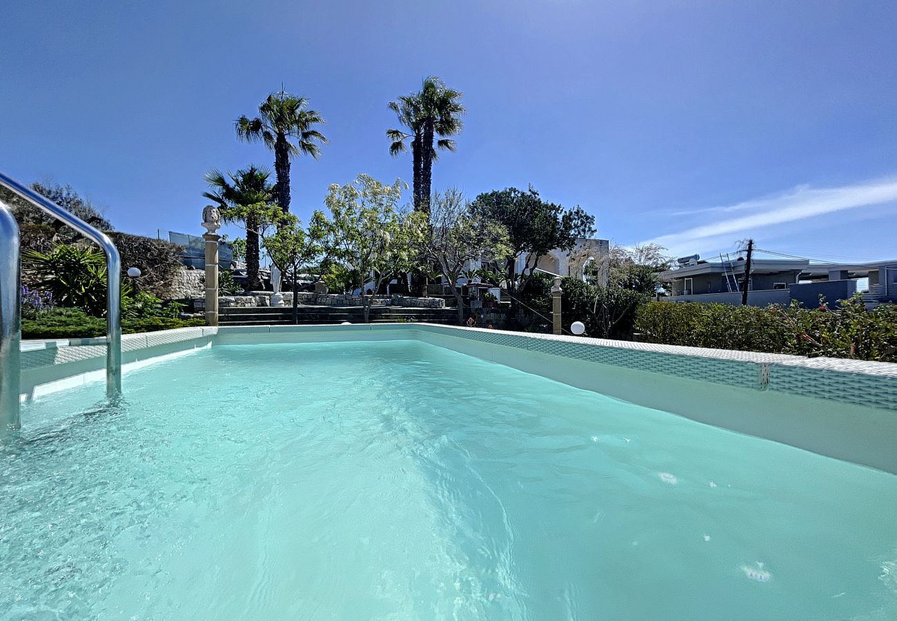 Ferienhaus in Torre Vado - Ferienhaus mit Design-Pool & Meerblick beim Strand