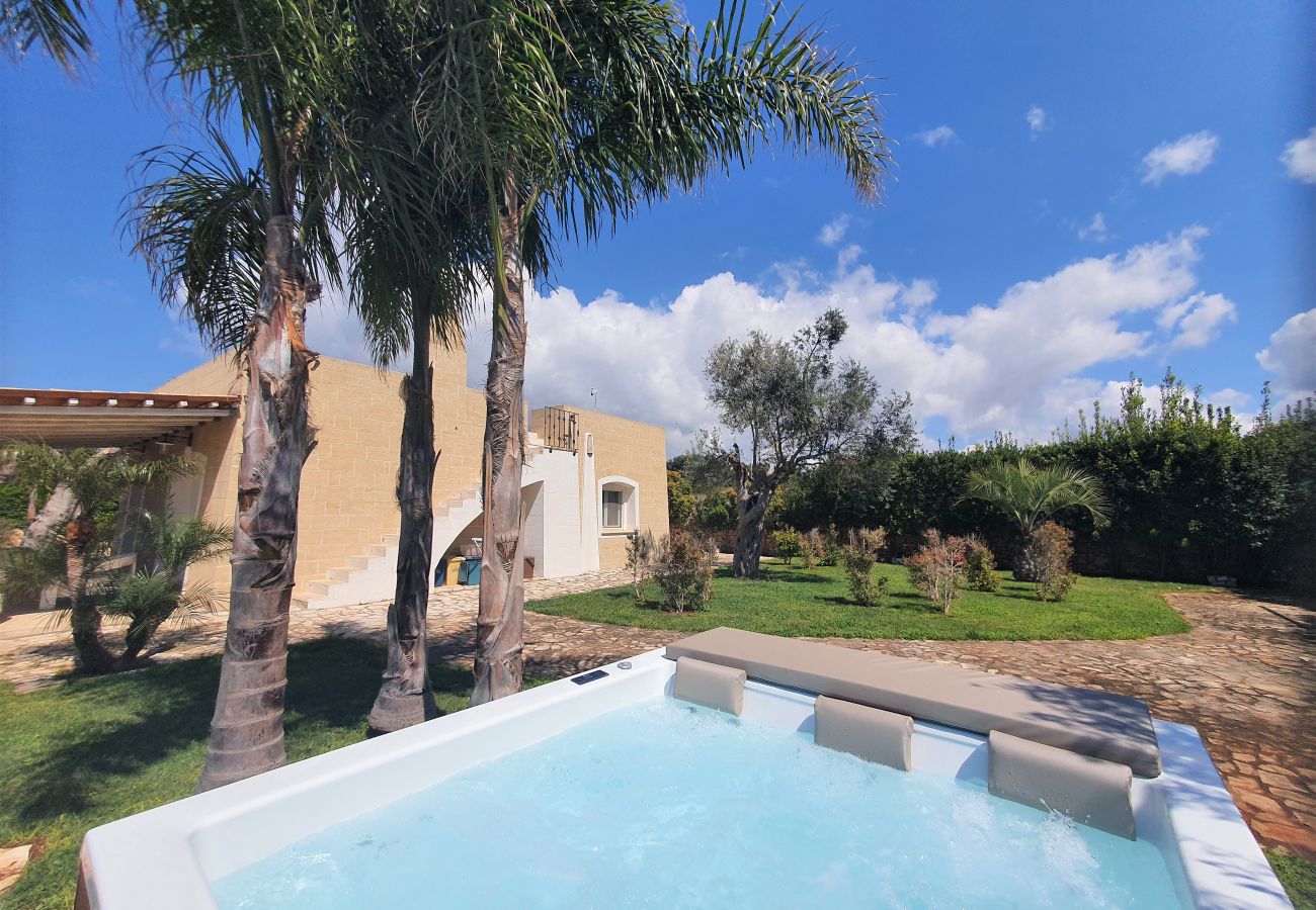 Villa in Pescoluse - Strandvilla mit Meerblick-Whirlpool und Spielplatz