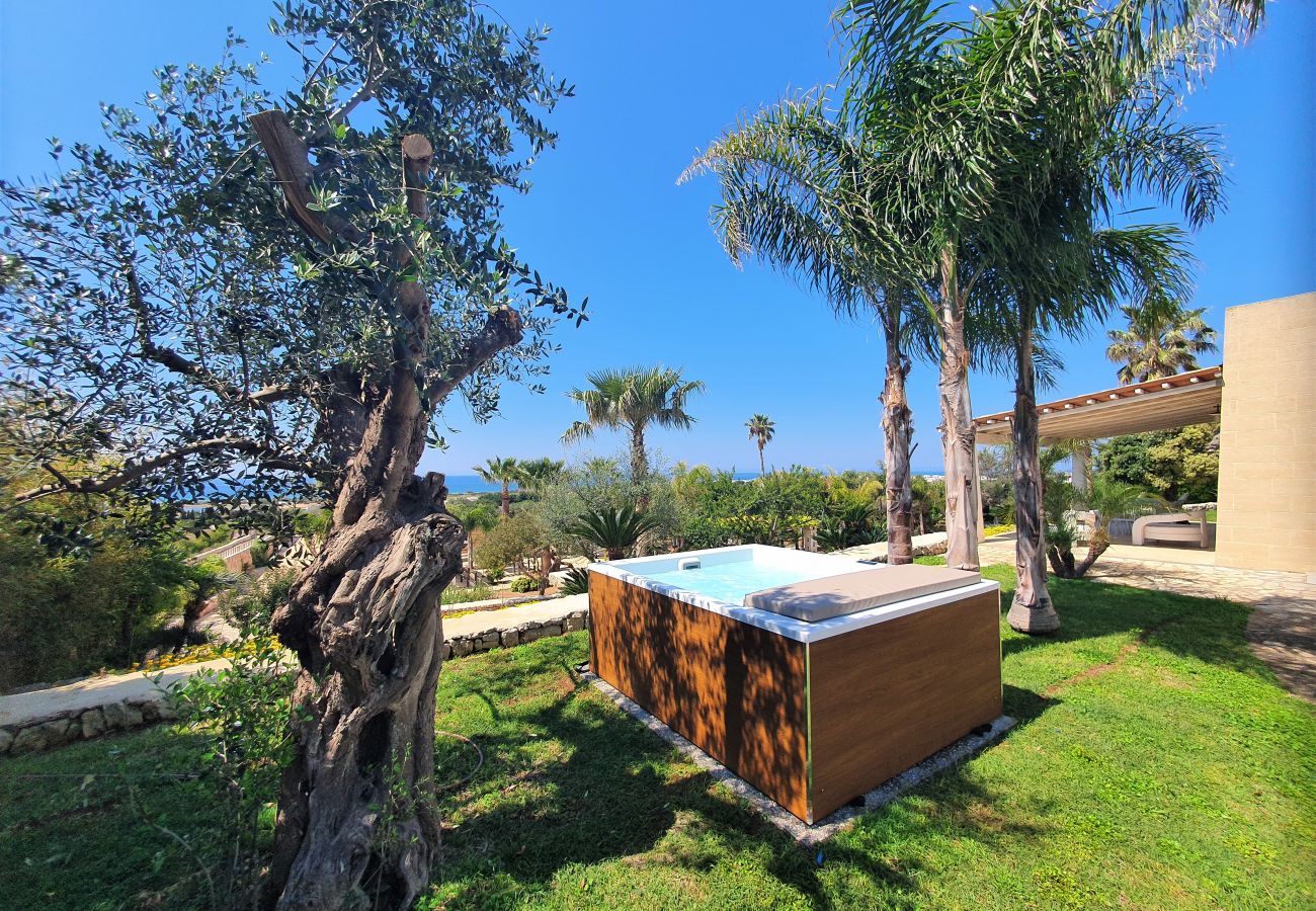 Villa in Pescoluse - Strandvilla mit Meerblick-Whirlpool und Spielplatz