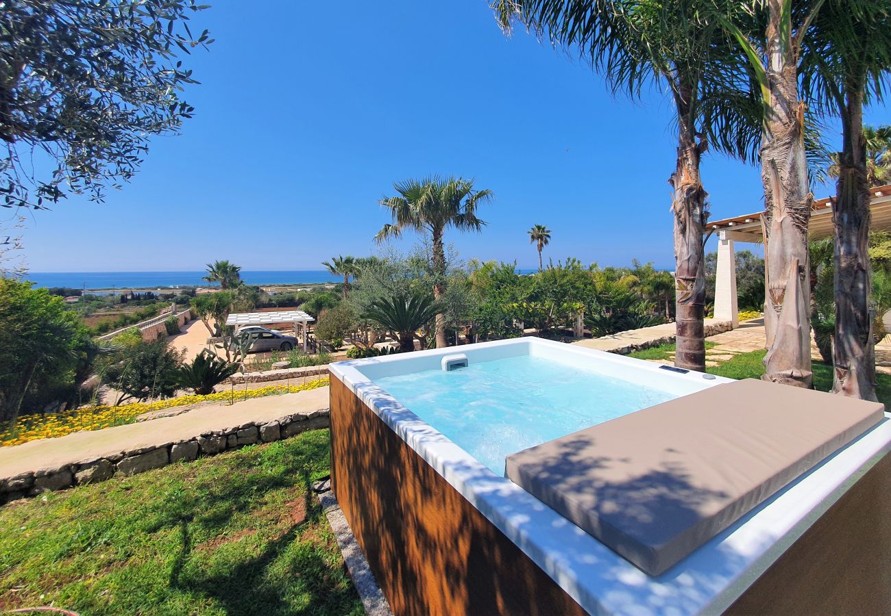 Villa in Pescoluse - Strandvilla mit Meerblick-Whirlpool und Spielplatz