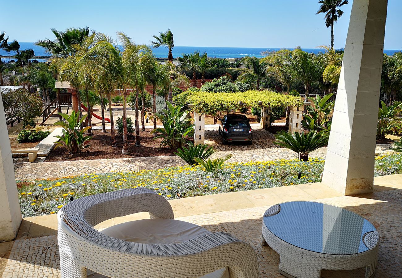 Villa in Pescoluse - Strandvilla mit Meerblick-Whirlpool und Spielplatz