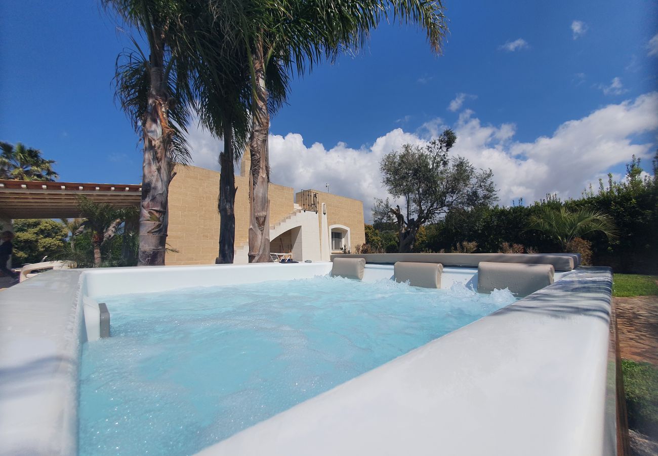 Villa in Pescoluse - Strandvilla mit Meerblick-Whirlpool und Spielplatz