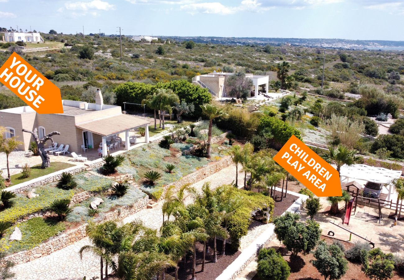 Villa in Pescoluse - Strandvilla mit Meerblick-Whirlpool und Spielplatz