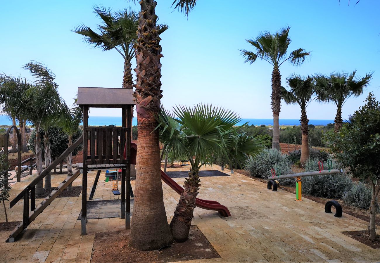 Villa in Pescoluse - Strandvilla mit Meerblick-Whirlpool und Spielplatz