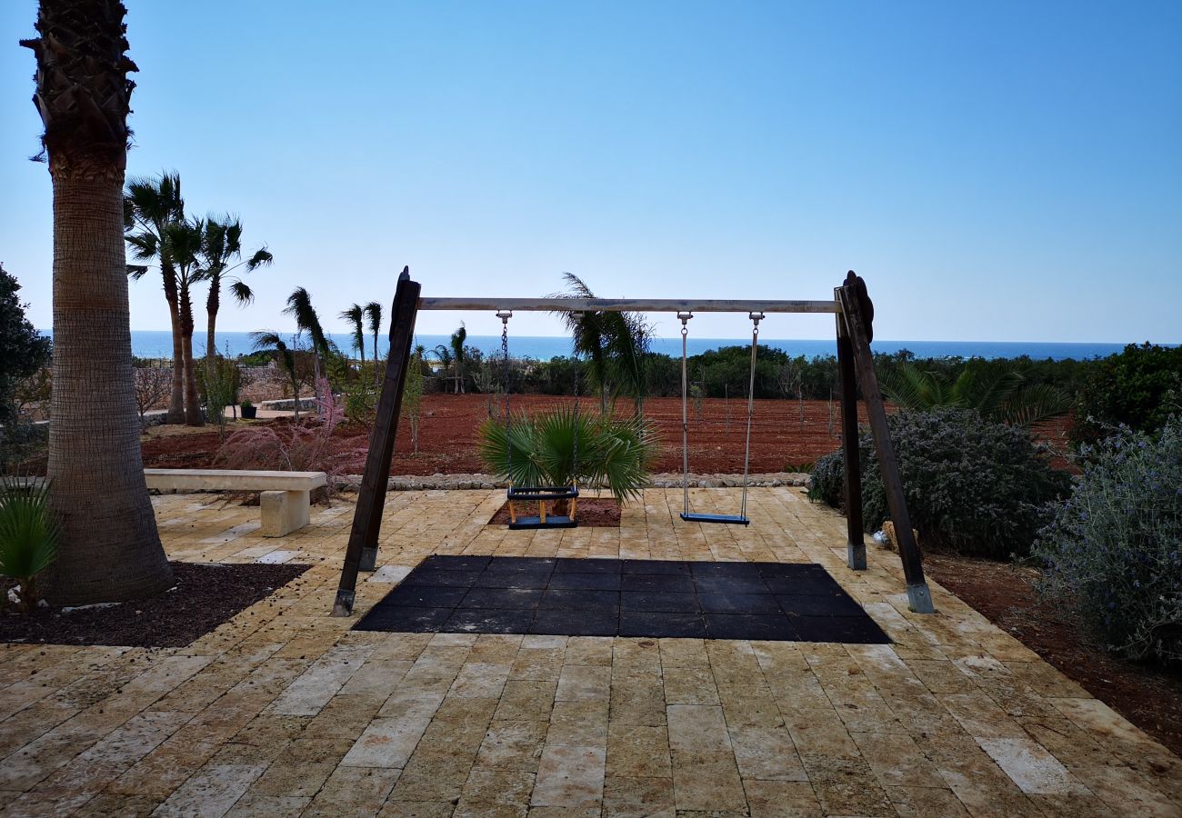 Villa in Pescoluse - Strandvilla mit Meerblick-Whirlpool und Spielplatz