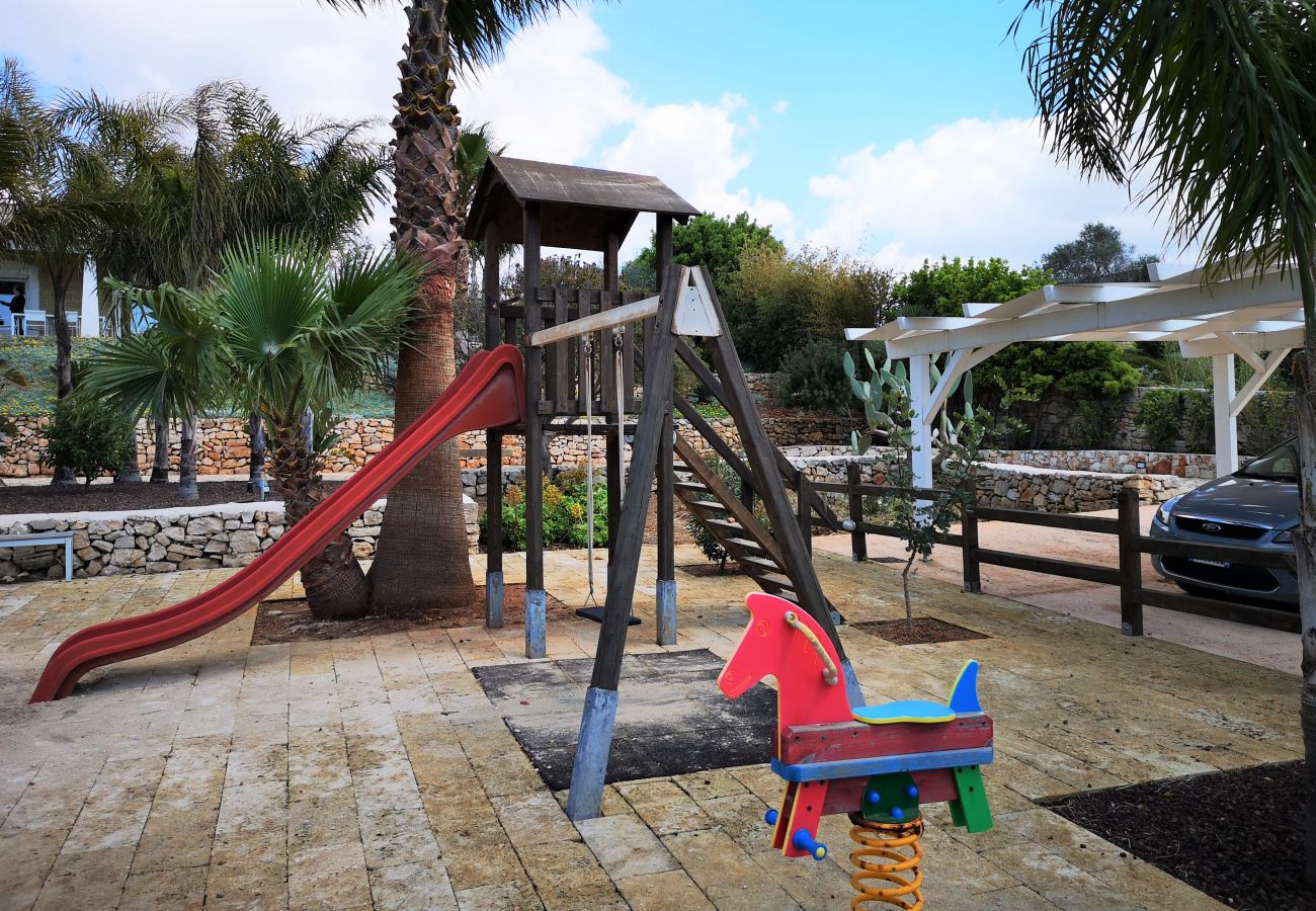 Villa in Pescoluse - Strandvilla mit Meerblick-Whirlpool und Spielplatz