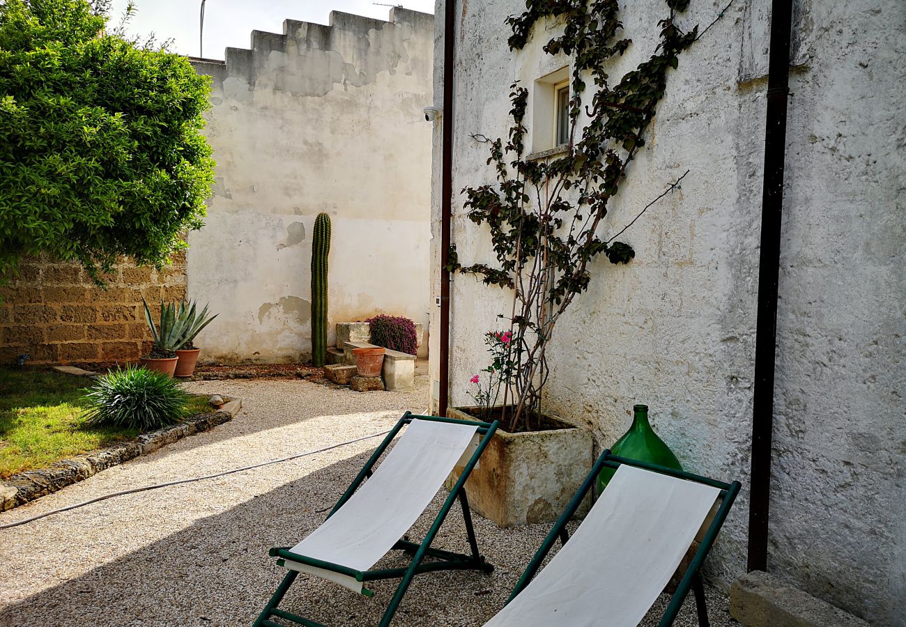 Villa in Castrignano del Capo - 4 km vom Meer: Design-Altstadthaus mit Pool