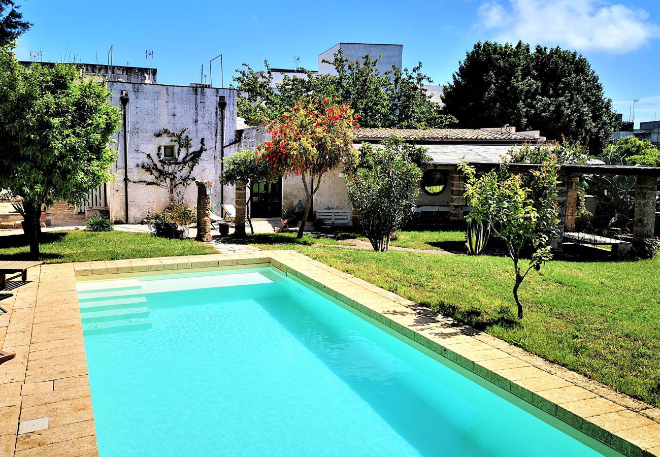 Villa in Castrignano del Capo - 4 km vom Meer: Design-Altstadthaus mit Pool