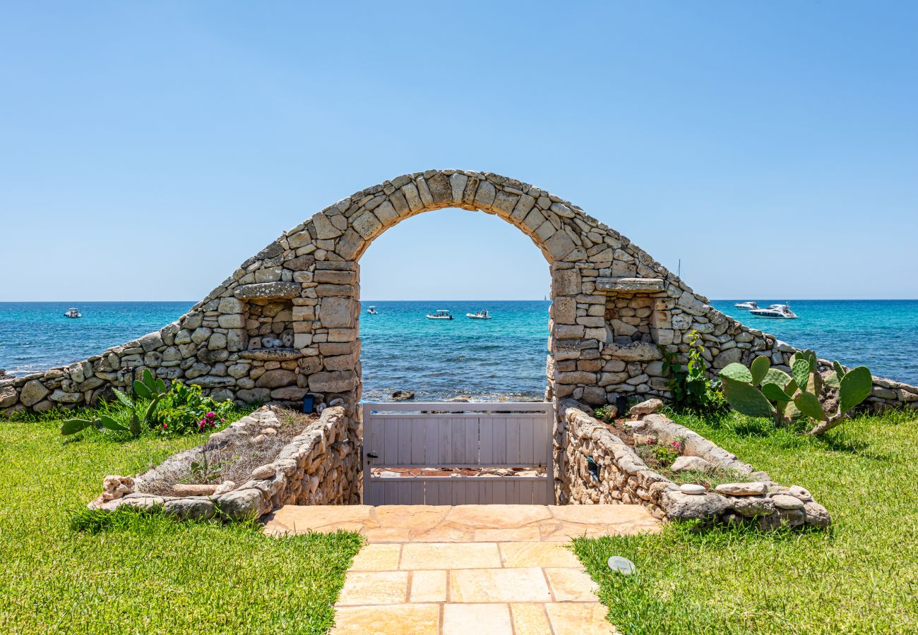 Villa in Marina di Felloniche - Toplage mit Meerzugang, beheiztem Pool, Whirlpool