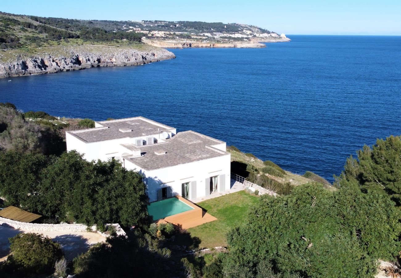 Villa in Castro - High-End-Villa mit Pool in Traumlage m. Meerblick