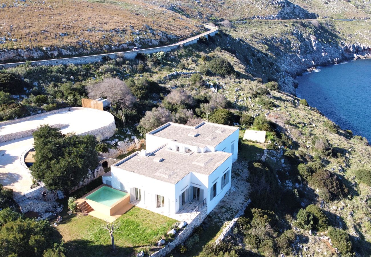 Villa in Castro - High-End-Villa mit Pool in Traumlage m. Meerblick