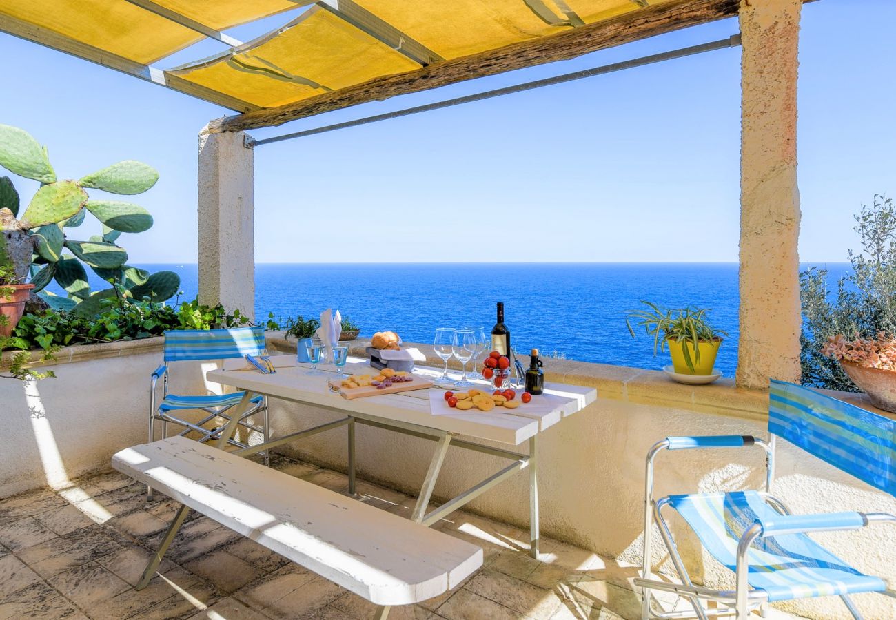 Ferienhaus in Leuca - Steinhäuschen mit fantastischem Meerblick (B)