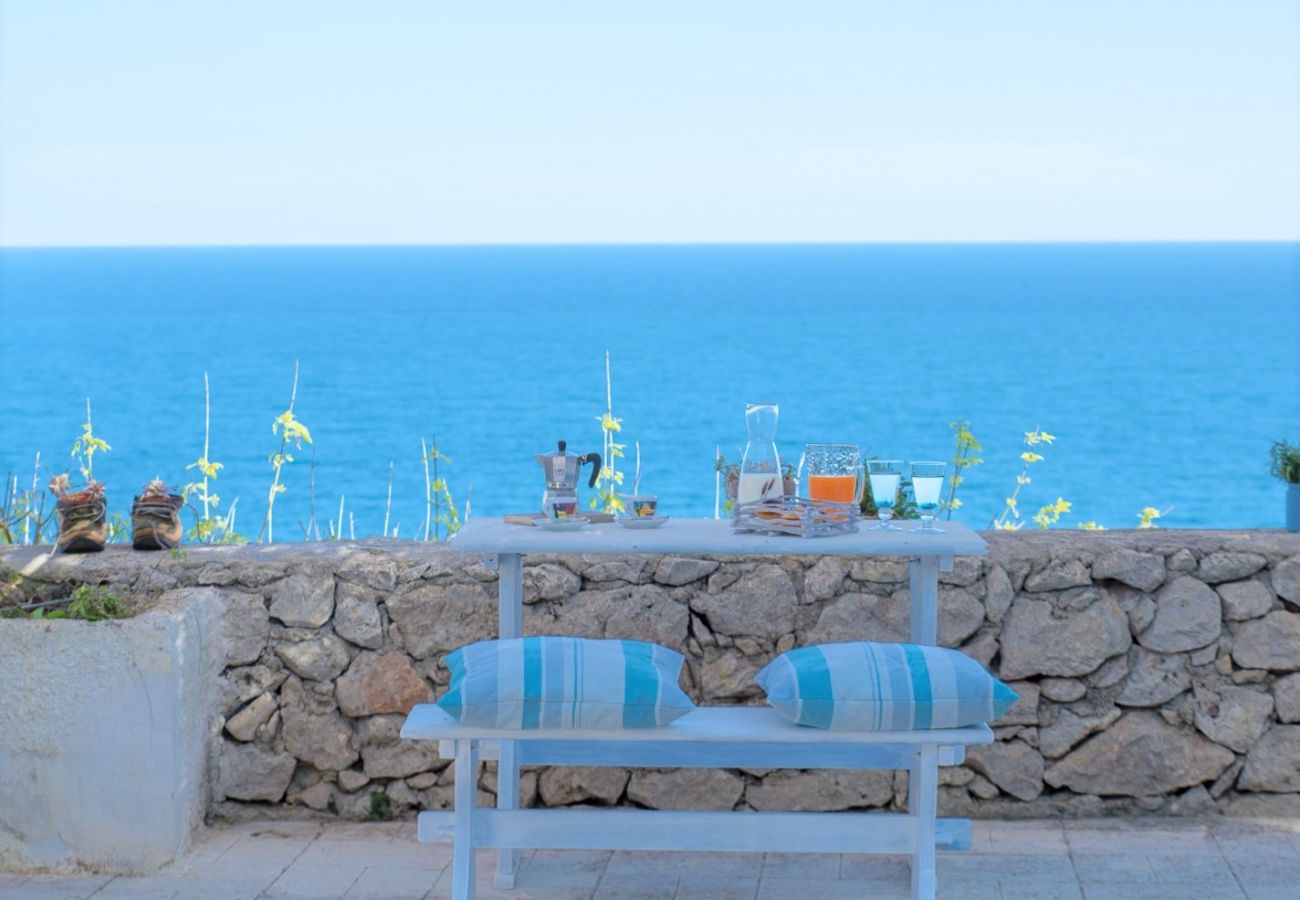 Ferienhaus in Leuca - Steinhäuschen mit fantastischem Meerblick (B)