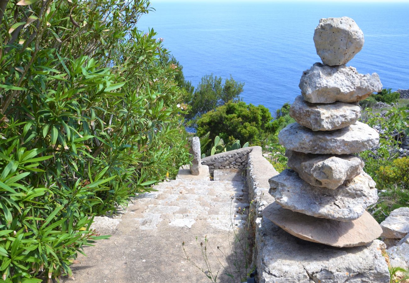 Ferienhaus in Leuca - Steinhäuschen mit fantastischem Meerblick (B)