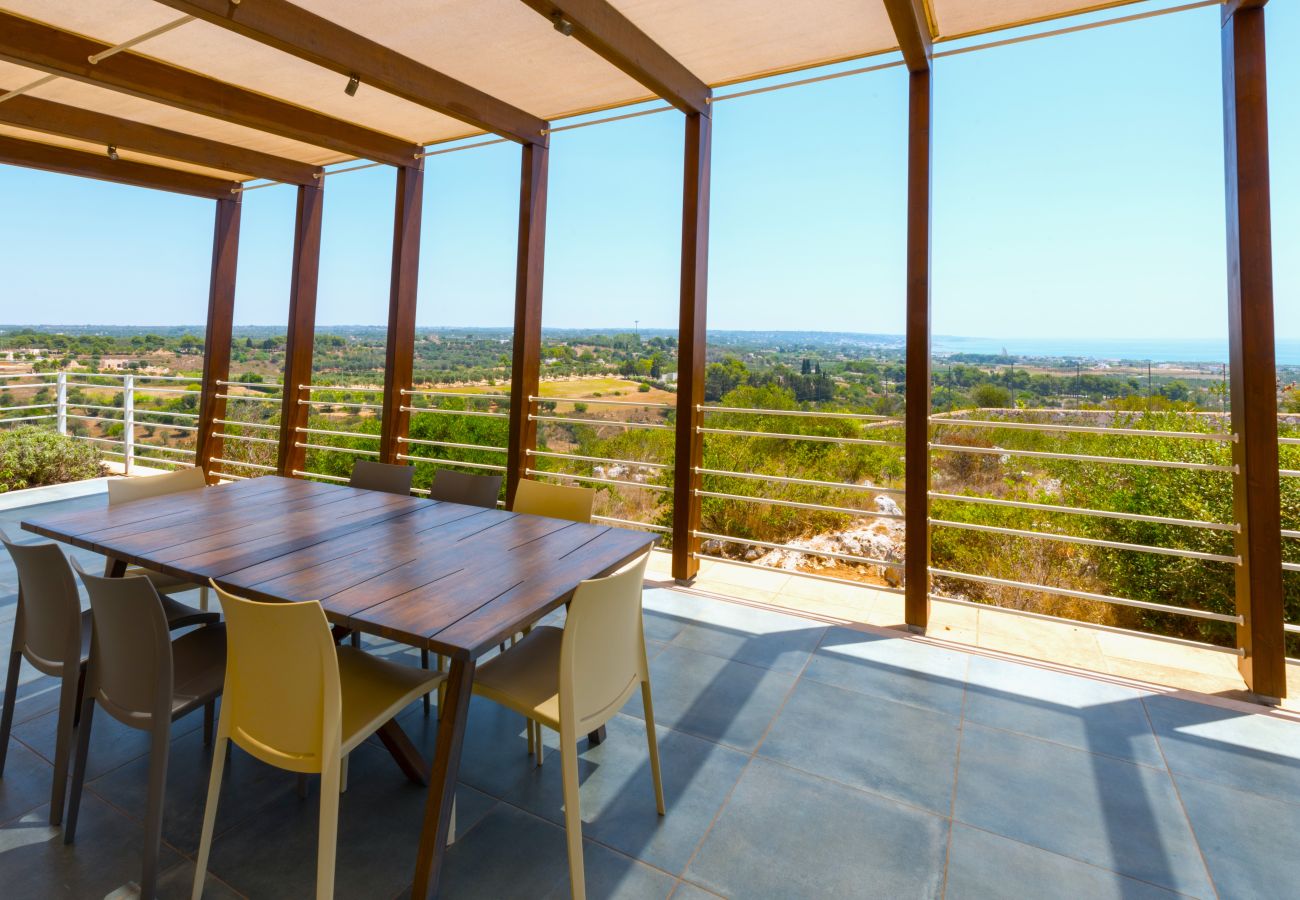 Villa in Torre Pali - Panorama-Villa mit schönem Pool in Strandnähe