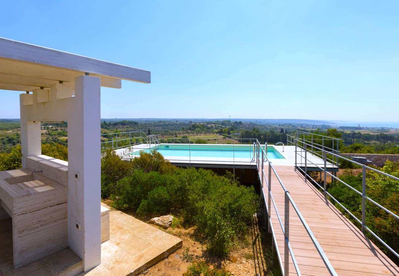 Villa in Torre Pali - Panorama-Villa mit schönem Pool in Strandnähe