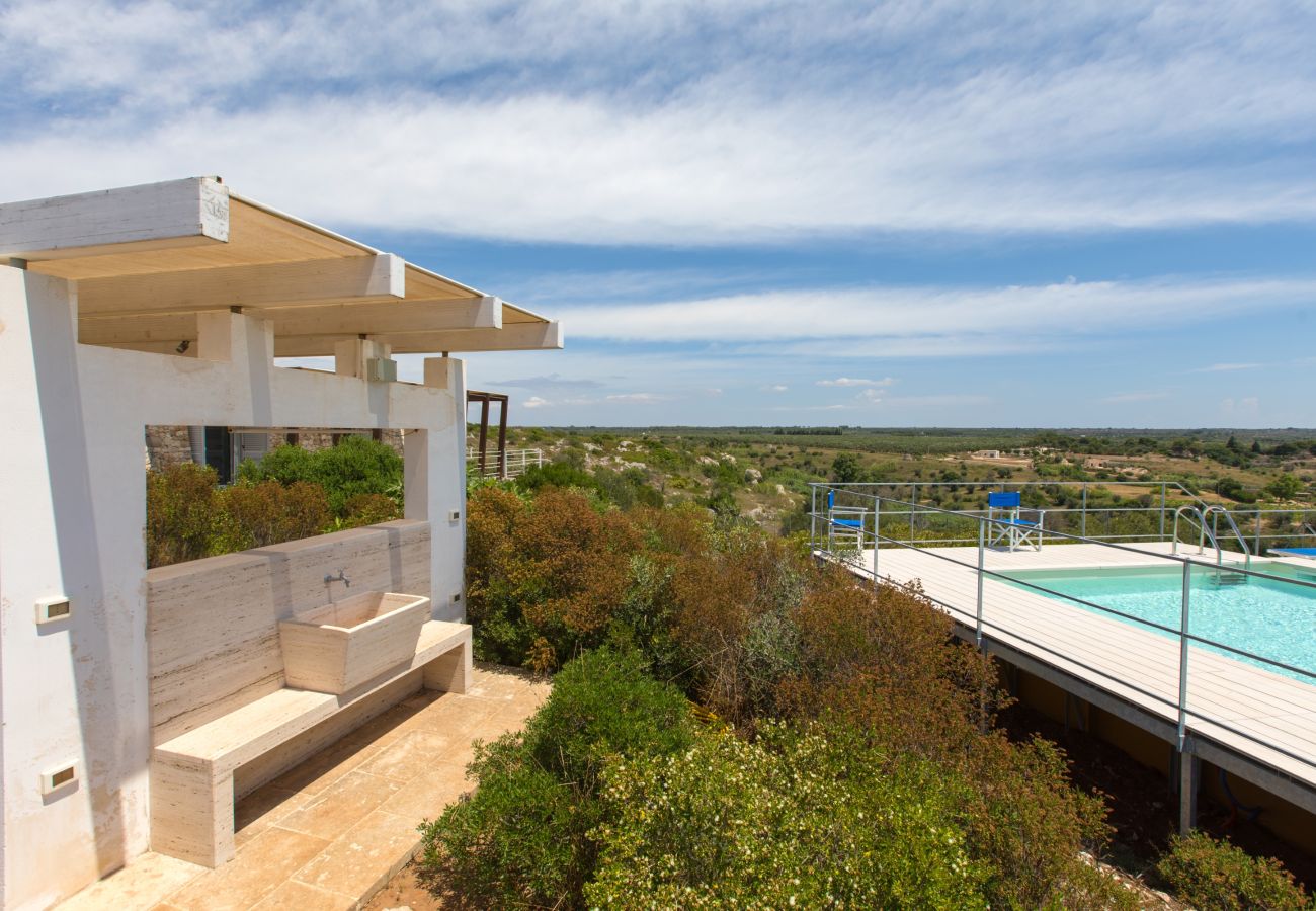 Villa in Torre Pali - Panorama-Villa mit schönem Pool in Strandnähe