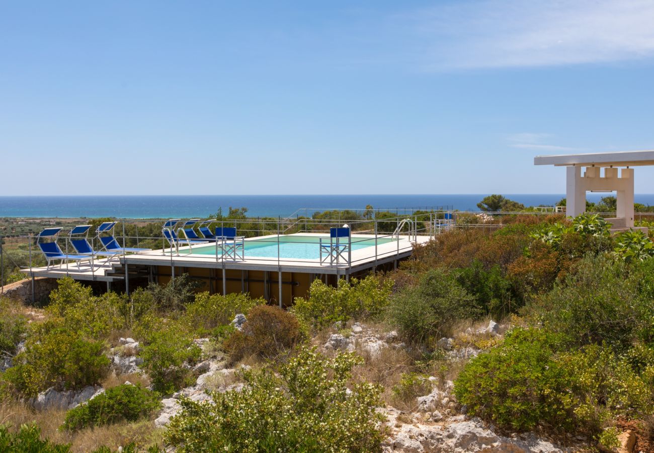 Villa in Torre Pali - Panorama-Villa mit schönem Pool in Strandnähe