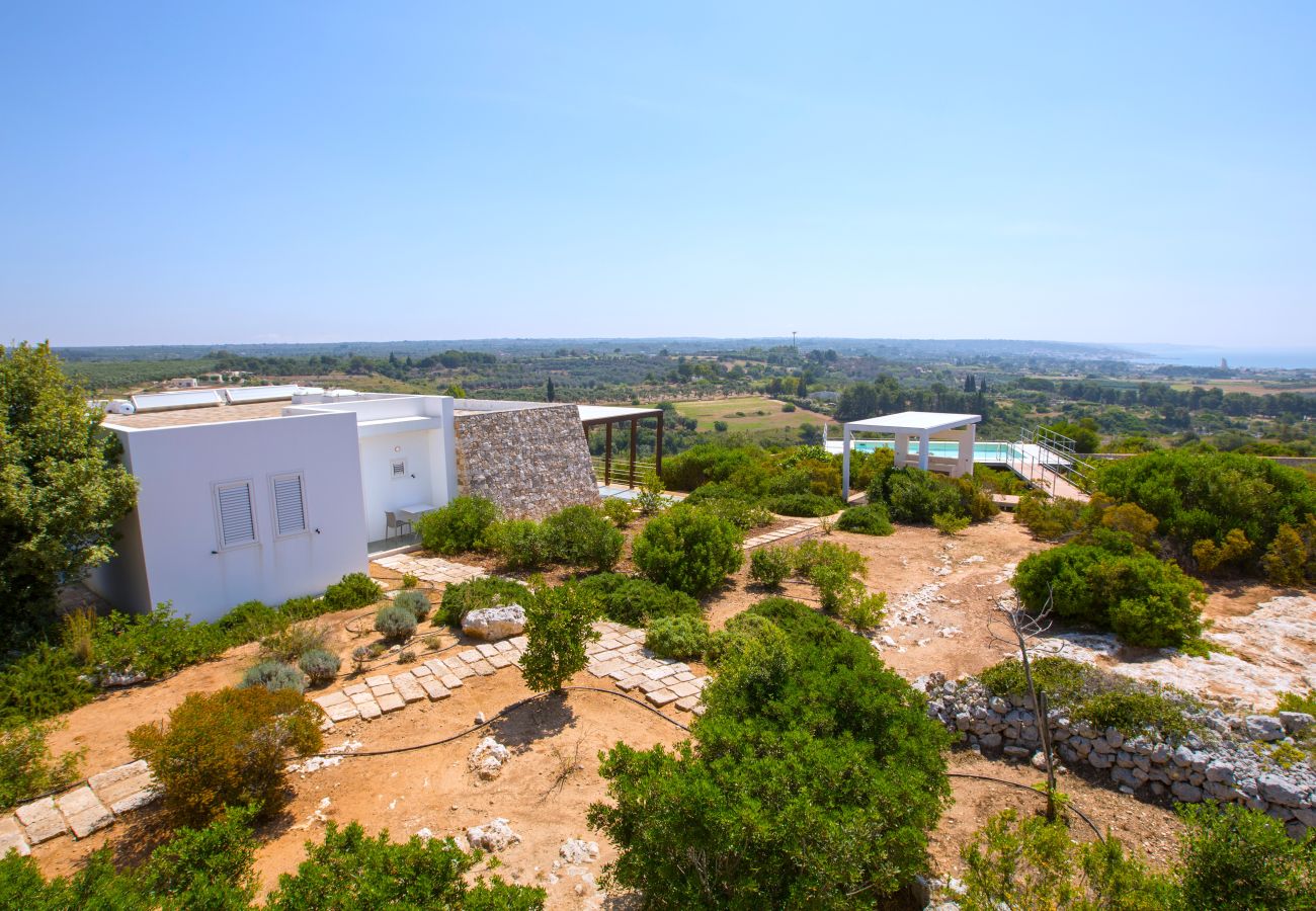 Villa in Torre Pali - Panorama-Villa mit schönem Pool in Strandnähe