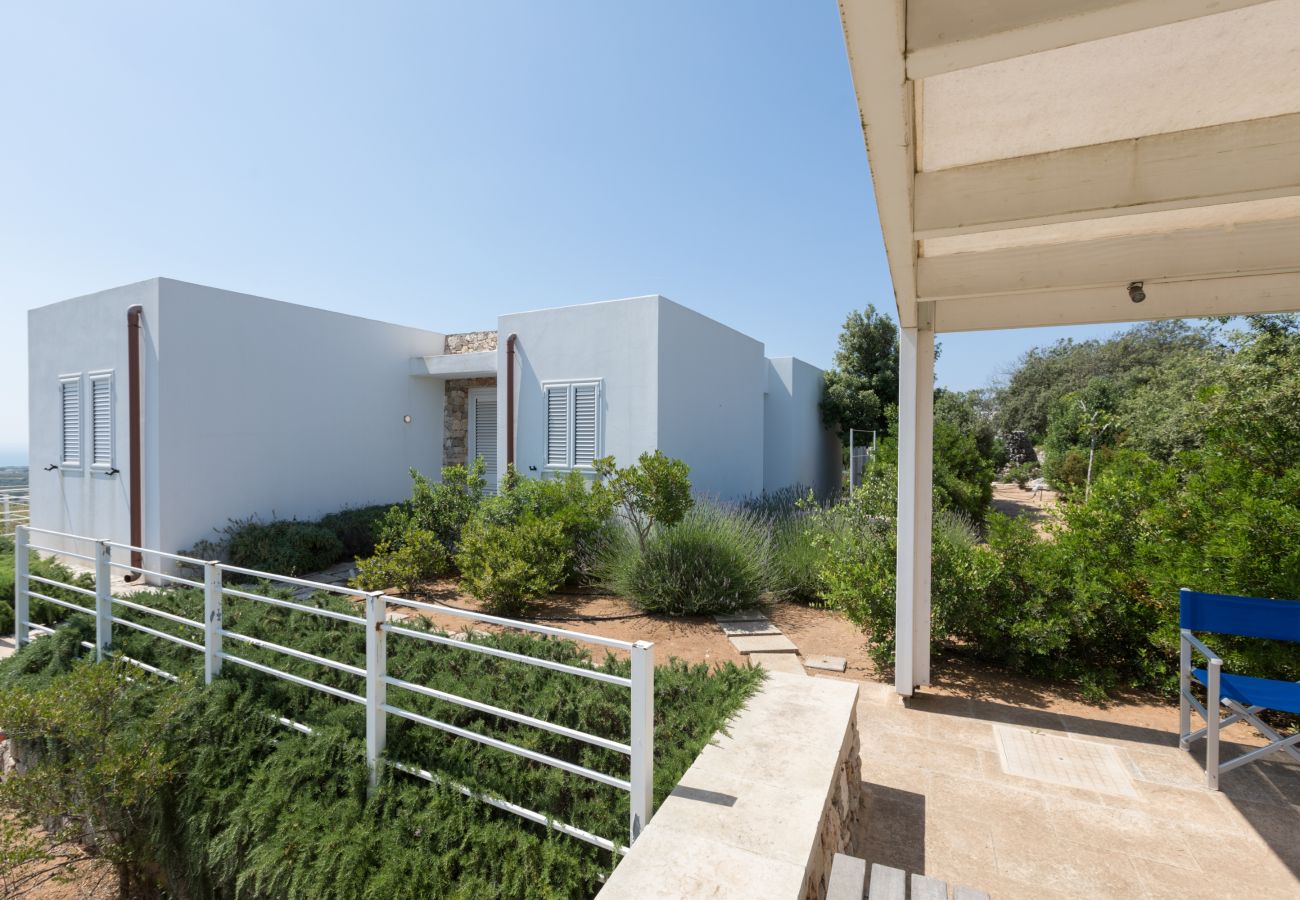 Villa in Torre Pali - Panorama-Villa mit schönem Pool in Strandnähe